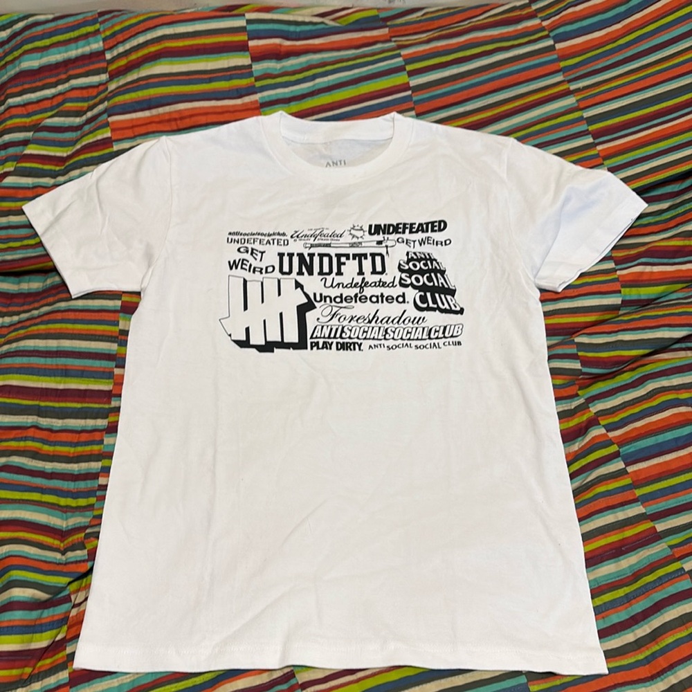 Crazy deal Antisocial, social club undefeated graphic logo Tee size small